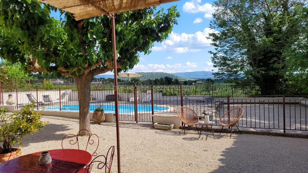 Photo de Gîte La Genestière au milieu des vignes, piscine partagée
